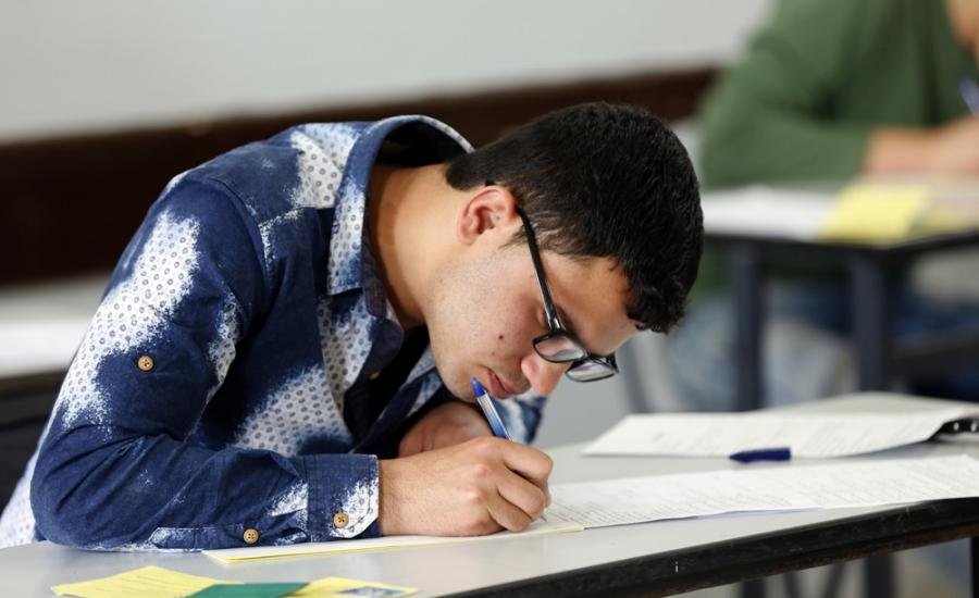 للعام الثاني على التوالي يحرم طلبة الثانوية العامة في قطاع غزة من التقدم للامتحانات