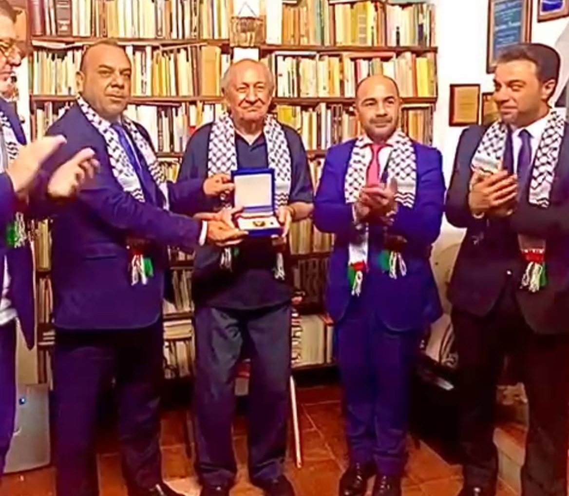 فلسطين تكرم شاعر فنزويلا: غوستافو بيريرا ينال وسام الثقافة من الرئيس عباس
