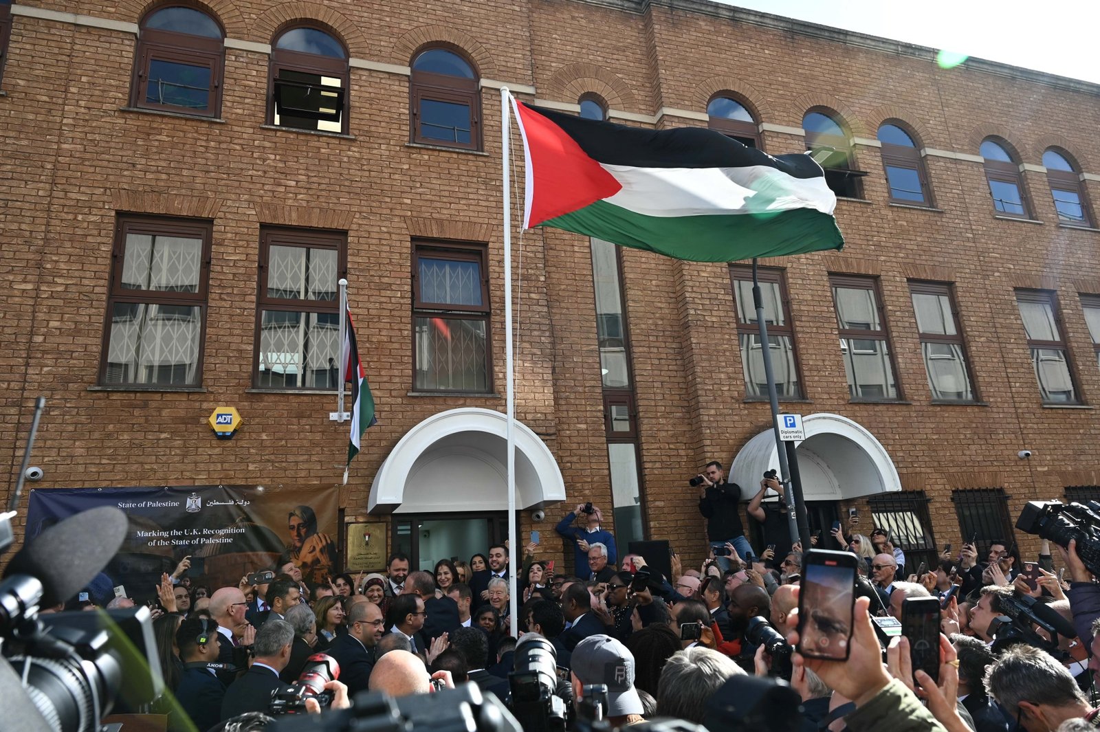 بريطانيا تضع فلسطين على خرائطها وترفع علمها في لندن