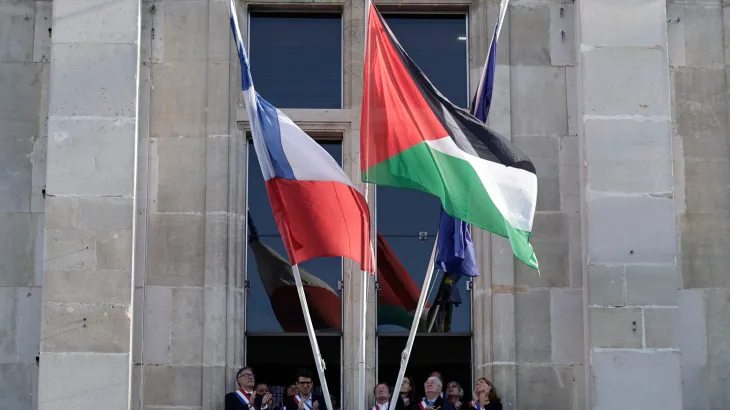 رفع العلم الفلسطيني على واجهة مبنى بلدية سان دوني في فرنسا