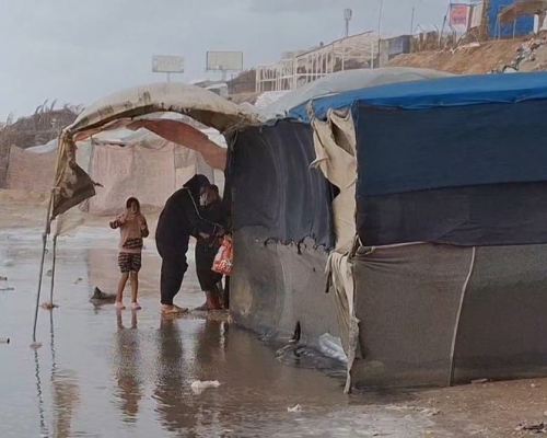 شتاء غزة يثقل كاهل سكانها ويضاعف معاناتهم