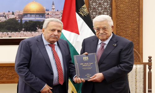 عباس يتسلم مسودة الدستور المؤقت لدولة فلسطين