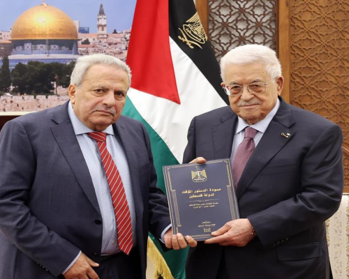 عباس يتسلم مسودة الدستور المؤقت لدولة فلسطين