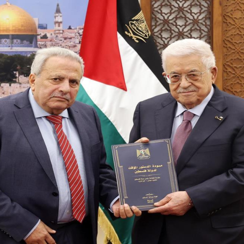 عباس يتسلم مسودة الدستور المؤقت لدولة فلسطين