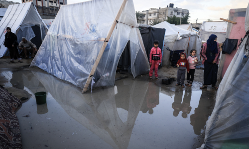 كارثة إنسانية في غزة: 127 ألف خيمة غير صالحة و 21 وفاة بين النازحين بسبب البرد