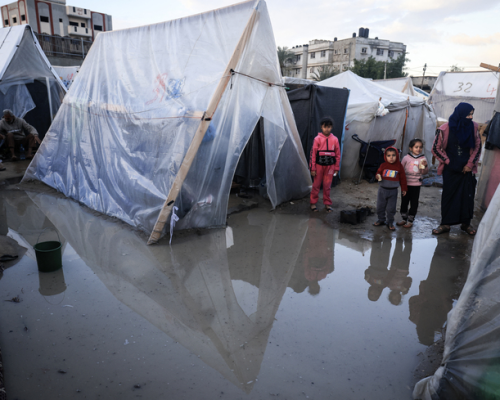 كارثة إنسانية في غزة: 127 ألف خيمة غير صالحة و 21 وفاة بين النازحين بسبب البرد