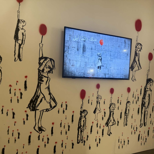 بانسكي في مدينة إدمونتون الكندية: بين الفن الأصلي والنسخ المطبوعة