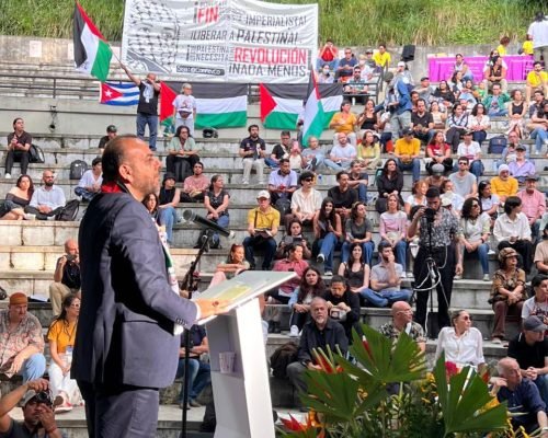 السوداني يفتتح مهرجان ميديين الشعري بكولومبيا نصرةً لغزة ورفضًا للإبادة