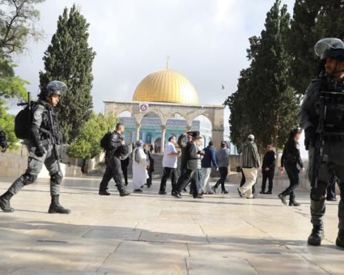 “شؤون القدس” تحذر من استغلال السياحة لفرض السيطرة الإسرائيلية على الأقصى
