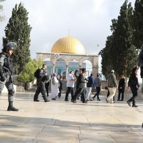 “شؤون القدس” تحذر من استغلال السياحة لفرض السيطرة الإسرائيلية على الأقصى