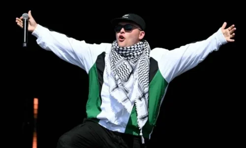 بريطانيا تسقط تهم الإرهاب عن مغني الراب الإيرلندي “مو شارا”