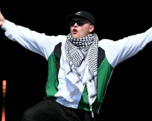 بريطانيا تسقط تهم الإرهاب عن مغني الراب الإيرلندي “مو شارا”