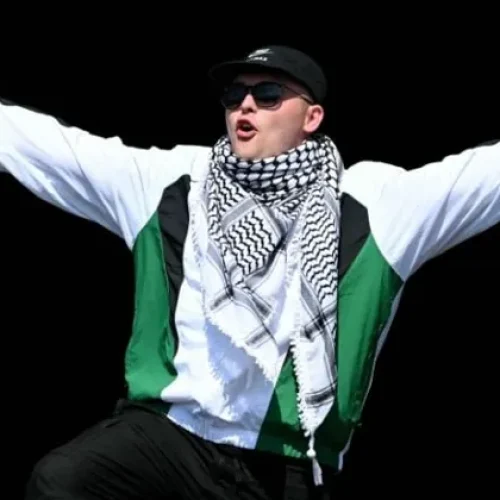 بريطانيا تسقط تهم الإرهاب عن مغني الراب الإيرلندي “مو شارا”