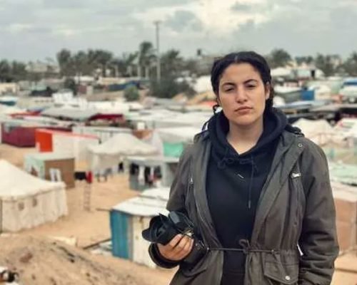 فوز الفلسطينية بيسان عودة بجائزة “إيمي الدولية” رغم ضغط اللوبي الصهيوني