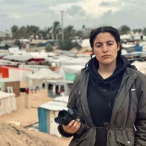 فوز الفلسطينية بيسان عودة بجائزة “إيمي الدولية” رغم ضغط اللوبي الصهيوني