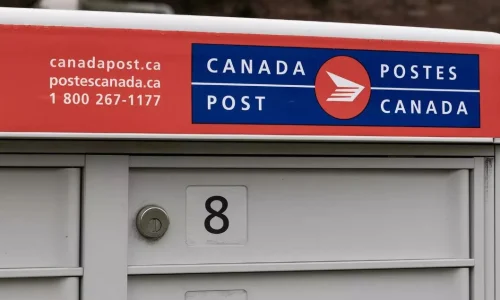 إضراب لعمال البريد في كندا بعد إعلان الحكومة إنهاء خدمة التوصيل المنزلي