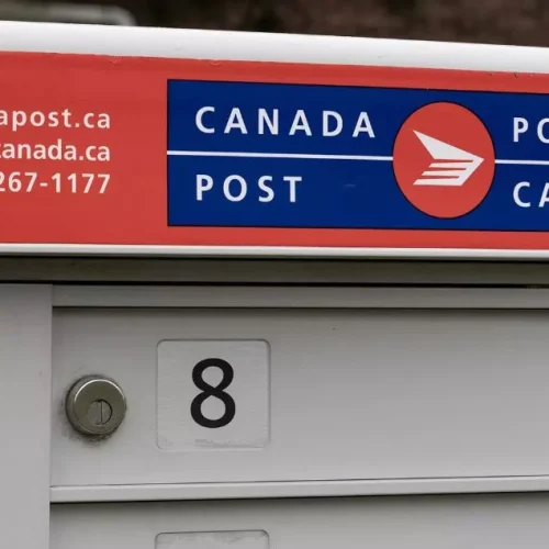 إضراب لعمال البريد في كندا بعد إعلان الحكومة إنهاء خدمة التوصيل المنزلي
