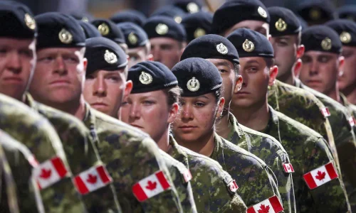 صدمة في كندا بعد انتشار فيديو لجنود يحيون على الطريقة النازية