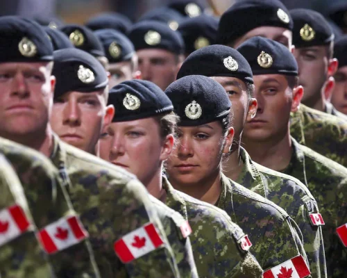 صدمة في كندا بعد انتشار فيديو لجنود يحيون على الطريقة النازية