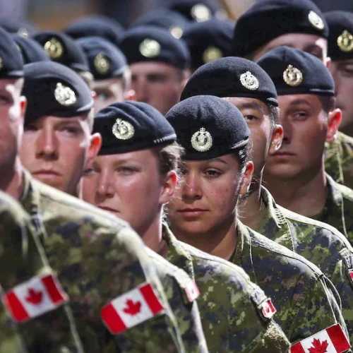 صدمة في كندا بعد انتشار فيديو لجنود يحيون على الطريقة النازية