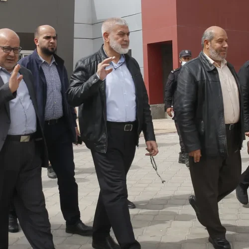وفد من حماس يصل مصر لبحث لبحث وقف إطلاق النار وملف الأسرى