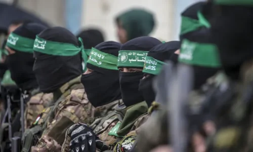 حماس على حافة الانهيار: شهادة ضابط سابق تكشف تفكك البنية الأمنية وانتشار الفوضى في غزة