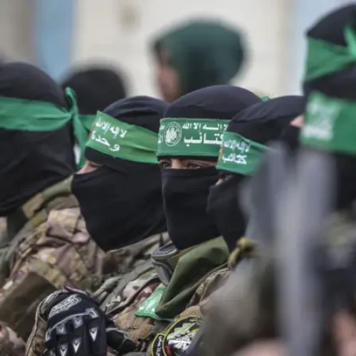 حماس على حافة الانهيار: شهادة ضابط سابق تكشف تفكك البنية الأمنية وانتشار الفوضى في غزة