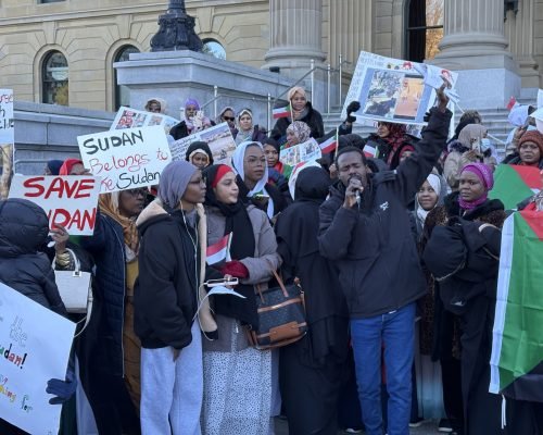 مظاهرة سودانية في إدمونتون الكندية تطالب بتدخل دولي لإنقاذ المدنيين في السودان