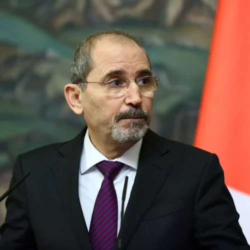 الصفدي: على حماس تسليم أسلحتها والأردن لن ينشر قوات في قطاع غزة