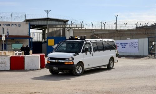 الاحتلال يفرج عن 16 أسيرا من غزة