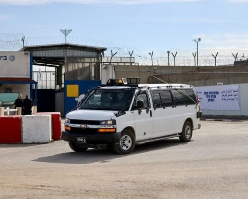 الاحتلال يفرج عن 16 أسيرا من غزة