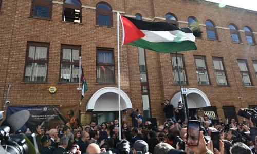 بريطانيا تضع فلسطين على خرائطها وترفع علمها في لندن