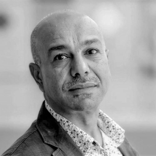 كتابة بالخيط والإبرة