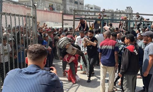 أكثر من 60 شهيدا ونحو 200 مصاب في مجزرتين بحق منتظري المساعدات بخان يونس ورفح
