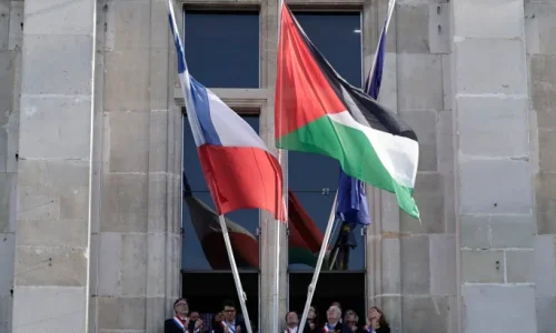 رفع العلم الفلسطيني على واجهة مبنى بلدية سان دوني في فرنسا