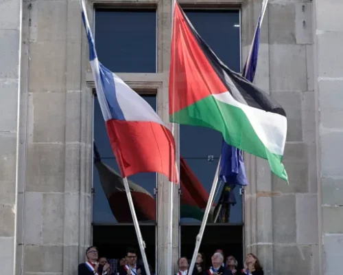 رفع العلم الفلسطيني على واجهة مبنى بلدية سان دوني في فرنسا