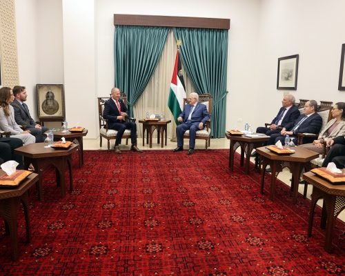 عباس يستقبل رئيس مكتب الممثلية الكندية لدى فلسطين
