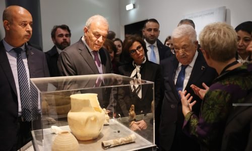 Abbas Visits “Treasures Rescued from Gaza” Exhibition in Paris