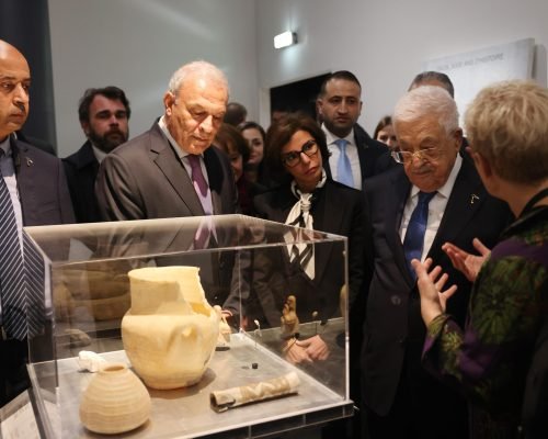Abbas Visits “Treasures Rescued from Gaza” Exhibition in Paris