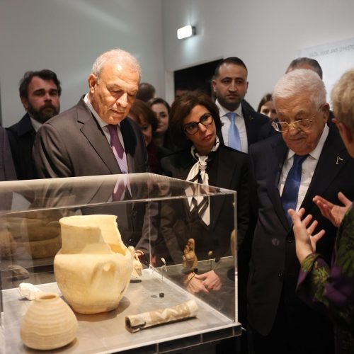 Abbas Visits “Treasures Rescued from Gaza” Exhibition in Paris