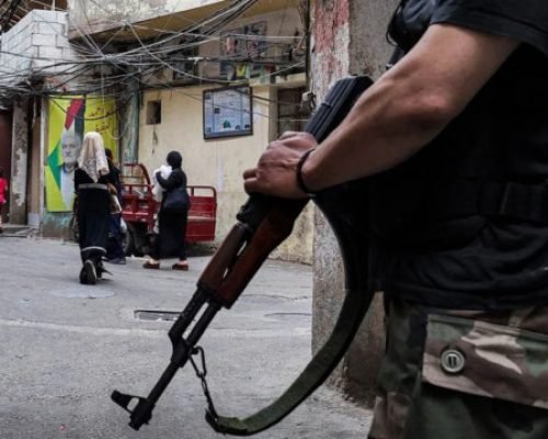 أبو ردينة: البدء بتسليم السلاح الموجود داخل المخيمات الفلسطينية في لبنان للجيش اللبناني