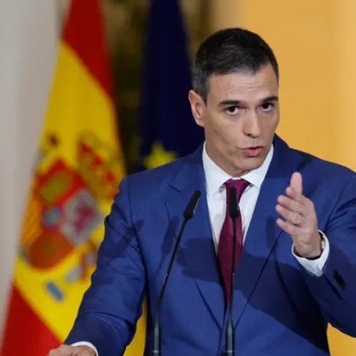 رئيس الوزراء الإسباني: اصدار مرسوم ملكي بتجريم تصدير الأسلحة إلى إسرائيل
