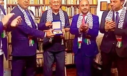 فلسطين تكرم شاعر فنزويلا: غوستافو بيريرا ينال وسام الثقافة من الرئيس عباس