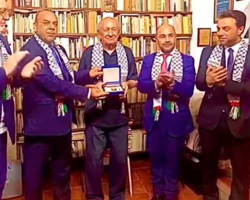 فلسطين تكرم شاعر فنزويلا: غوستافو بيريرا ينال وسام الثقافة من الرئيس عباس