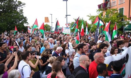 شهدت جزيرة ليدو الإيطالية، التي تستضيف مهرجان البندقية السينمائي الدولي الـ82، مسيرة داعمة لفلسطين شارك فيها مشاهير من عالم السينما. وتجمع آلاف الأشخاص في ساحة سانتا إليزابيتا، بجزيرة ليدو قرب مدينة البندقية، لتسليط الضوء على الإبادة الجماعية التي ترتكبها إسرائيل في غزة. وانضم نحو 700 شخص للمظاهرة، بعدما وصلوا إلى الجزيرة على متن سفينة مزينة بالأعلام الفلسطينية. وشارك في المسيرة شخصيات من نقابات عمالية وطلاب جامعات، بالإضافة إلى نجوم السينما الإيطالية مثل: تكلا إنسوليا، ودوناتيلا فينوتشيارو، وأوتافيا بيكولو، ولورنزو زيبيتي. وطالب المتظاهرون الحكومات الغربية بوقف مبيعات الأسلحة لإسرائيل. ورفعت في المسيرة لافتة كُتب عليها "أوقفوا الإبادة الجماعية" بألوان العلم الفلسطيني، مرددين هتافات من قبيل: "فلسطين حرة" و"فلسطين حرة من النهر إلى البحر". ( Marco Barada - وكالة الأناضول )