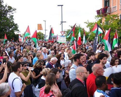 شهدت جزيرة ليدو الإيطالية، التي تستضيف مهرجان البندقية السينمائي الدولي الـ82، مسيرة داعمة لفلسطين شارك فيها مشاهير من عالم السينما. وتجمع آلاف الأشخاص في ساحة سانتا إليزابيتا، بجزيرة ليدو قرب مدينة البندقية، لتسليط الضوء على الإبادة الجماعية التي ترتكبها إسرائيل في غزة. وانضم نحو 700 شخص للمظاهرة، بعدما وصلوا إلى الجزيرة على متن سفينة مزينة بالأعلام الفلسطينية. وشارك في المسيرة شخصيات من نقابات عمالية وطلاب جامعات، بالإضافة إلى نجوم السينما الإيطالية مثل: تكلا إنسوليا، ودوناتيلا فينوتشيارو، وأوتافيا بيكولو، ولورنزو زيبيتي. وطالب المتظاهرون الحكومات الغربية بوقف مبيعات الأسلحة لإسرائيل. ورفعت في المسيرة لافتة كُتب عليها "أوقفوا الإبادة الجماعية" بألوان العلم الفلسطيني، مرددين هتافات من قبيل: "فلسطين حرة" و"فلسطين حرة من النهر إلى البحر". ( Marco Barada - وكالة الأناضول )