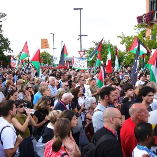 شهدت جزيرة ليدو الإيطالية، التي تستضيف مهرجان البندقية السينمائي الدولي الـ82، مسيرة داعمة لفلسطين شارك فيها مشاهير من عالم السينما. وتجمع آلاف الأشخاص في ساحة سانتا إليزابيتا، بجزيرة ليدو قرب مدينة البندقية، لتسليط الضوء على الإبادة الجماعية التي ترتكبها إسرائيل في غزة. وانضم نحو 700 شخص للمظاهرة، بعدما وصلوا إلى الجزيرة على متن سفينة مزينة بالأعلام الفلسطينية. وشارك في المسيرة شخصيات من نقابات عمالية وطلاب جامعات، بالإضافة إلى نجوم السينما الإيطالية مثل: تكلا إنسوليا، ودوناتيلا فينوتشيارو، وأوتافيا بيكولو، ولورنزو زيبيتي. وطالب المتظاهرون الحكومات الغربية بوقف مبيعات الأسلحة لإسرائيل. ورفعت في المسيرة لافتة كُتب عليها "أوقفوا الإبادة الجماعية" بألوان العلم الفلسطيني، مرددين هتافات من قبيل: "فلسطين حرة" و"فلسطين حرة من النهر إلى البحر". ( Marco Barada - وكالة الأناضول )