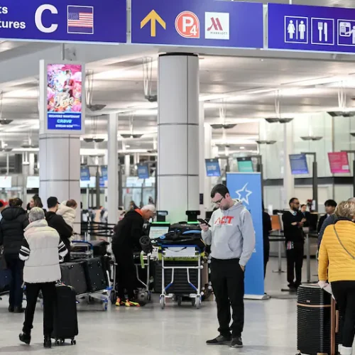 تأخيرات في مطارات كندا بعد تهديدات بوجود قنابل